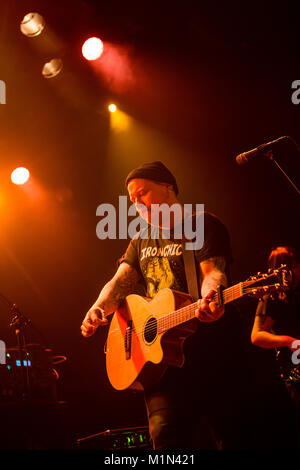 English folk band punk il ducking punzoni esegue un concerto dal vivo a USF Verftet a Bergen. Qui il cantante e chitarrista Dan Allen è visto dal vivo sul palco. Norvegia, 21/04 2016. Foto Stock