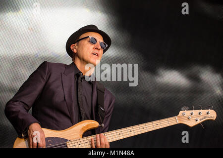 Il cantante inglese, Cantautore e compositore Sir Elton John esegue un concerto dal vivo con la sua band a Koengen a Bergen. Qui il musicista Matt Bissonette su bass è visto dal vivo sul palco. Norvegia, 03/07 2015. Foto Stock