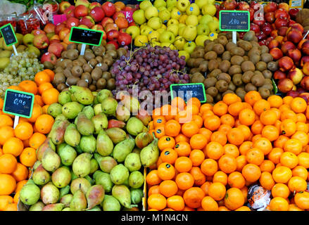 Varietà di frutti in vendita nel mercato in Santa Cruz de Tenerife, Isole Canarie, Spagna Foto Stock