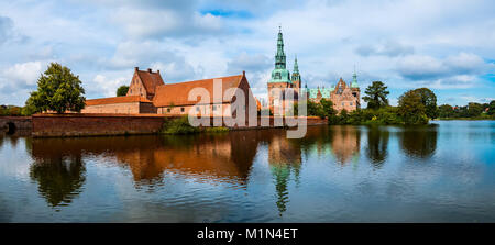 Castello Frederiksborg riflessa nel lago in Hillerod, Danimarca. Castello rinascimentale e il romantico lago vicino a Copenhagen. Foto Stock