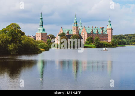 Castello Frederiksborg riflessa nel lago in Hillerod, Danimarca. Castello rinascimentale e il romantico lago vicino a Copenhagen. Foto Stock