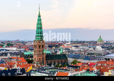 Lo skyline di Copenhagen da sera. Capitale della Danimarca per le strade delle città e danese tetti casa vista panoramica dalla cima del Palazzo Christiansborg.. Copenhagen vecchio t Foto Stock