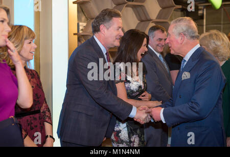 Il Principe di Galles incontra Piers Morgan durante una visita a Londra Centro Televisivo, Lambeth, per celebrare il novantesimo anniversario della Royal società televisive. Foto Stock