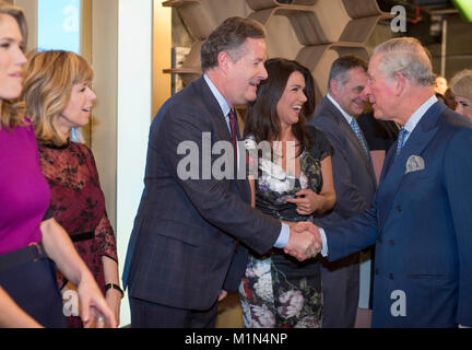 Il Principe di Galles incontra Piers Morgan durante una visita a Londra Centro Televisivo, Lambeth, per celebrare il novantesimo anniversario della Royal società televisive. Foto Stock