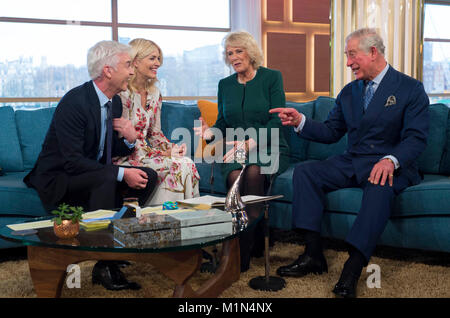 Il Principe di Galles e la duchessa di Cornovaglia sul "Questa mattina' divano con Holly Willoughby e Philip Schofield durante una visita a Londra Centro Televisivo, Lambeth, per celebrare il novantesimo anniversario della Royal società televisive. Foto Stock