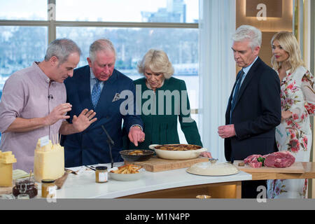 Il Principe di Galles e la duchessa di Cornovaglia sul "Questa mattina' impostare le riprese con Phil Vickery, Philip Schofield e Holly Willoughby durante una visita a Londra Centro Televisivo, Lambeth, per celebrare il novantesimo anniversario della Royal società televisive. Foto Stock