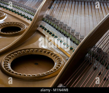 Abstract guardare all'interno di un bechstein pianoforte Foto Stock