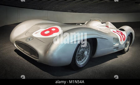 STUTTGART, Germania-Aprile 7, 2017: Mercedes-Benz W 196 R 2,5 litri semplificata auto racing nel museo Mercedes. Questa vettura è stata azionata da Juan Manuel Fa Foto Stock