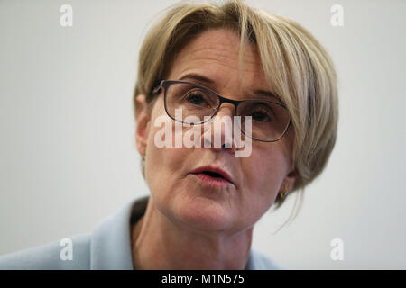 Dott.ssa Cathy Jack, Direttore Medico e Deputy Chief Executive del Belfast salute e sociale Care Trust, intervenendo a una conferenza stampa presso il Royal Victoria Hospital di Belfast a seguito della pubblicazione delle risultanze dell'inchiesta di iponatremia. Foto Stock