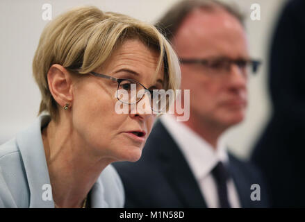 Dott.ssa Cathy Jack, Direttore Medico e Deputy Chief Executive del Belfast salute e sociale Care Trust, intervenendo a una conferenza stampa presso il Royal Victoria Hospital di Belfast a seguito della pubblicazione delle risultanze dell'inchiesta di iponatremia. Foto Stock