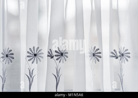 White tendine, con design floreale. Domestico drappeggi traslucidi. Foto Stock