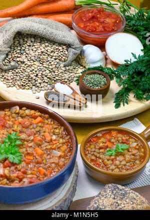 Lenticchia e zuppa di carote fatti in casa da ingredienti biologici di alimenti freschi in background con spazio copia shot, immagine verticale Foto Stock