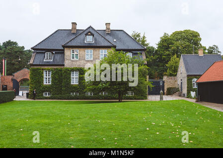 Cottage danese in Rosenborg giardino a Copenaghen, Danimarca - Settembre 22th, 2015. Casa di mattoni in verde edera circondata da case scandinavo e piano Foto Stock