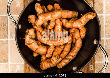 Crudo fresco delicato crudo e sapido Curcuma Spice di cottura su una cucina piastrellata Table Top Foto Stock