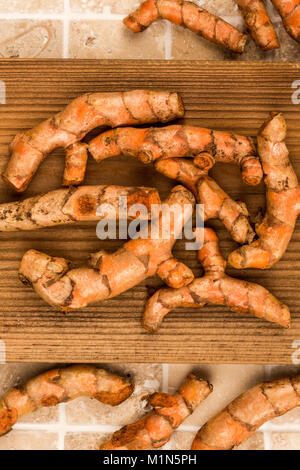 Crudo fresco delicato crudo e sapido Curcuma Spice di cottura su una cucina piastrellata Table Top Foto Stock