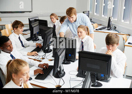 Gli studenti adolescenti che indossano uniformi di studiare in classe di IT Foto Stock