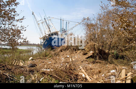 I pescherecci con reti da traino adibiti alla pesca di gamberetti, San Pietro, lavato fino sulla spiaggia al di sopra della media alta marea dall'Onda di tempesta a Bayou La Batre, Alabama dopo l uragano Katr Foto Stock