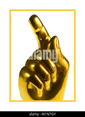 "GOLDFINGER' gold dito mano con puntare il dito indice su sfondo bianco Foto Stock