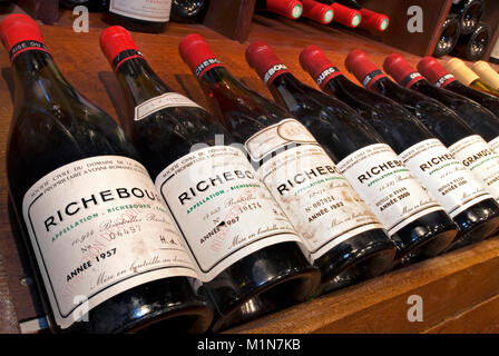 Bottiglie di Richebourg Grand Cru dal 1957 al 2001 sul display in Jean-Luc Aegerter fine wine shop rue Carnot Beaune Cote d'Or Borgogna Francia Foto Stock