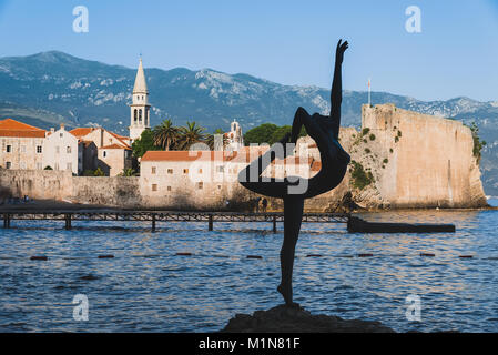 Dancing Girl statua in Budva Foto Stock