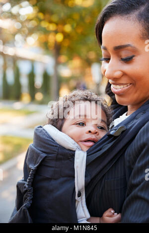 Imprenditrice con il bambino figlio di lasciare casa per lavoro Foto Stock