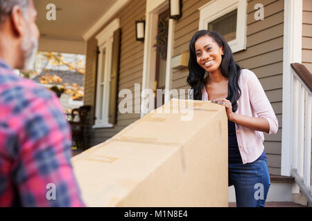 Coppia portando scatola grande acquisto in casa Foto Stock