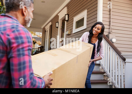 Coppia portando scatola grande acquisto in casa Foto Stock