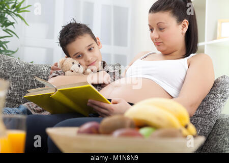 Gravidanza madre trascorre il tempo con il bambino Foto Stock