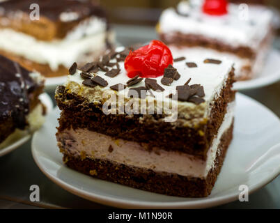 Pan di spagna, decorata con Cherry Berry Foto Stock