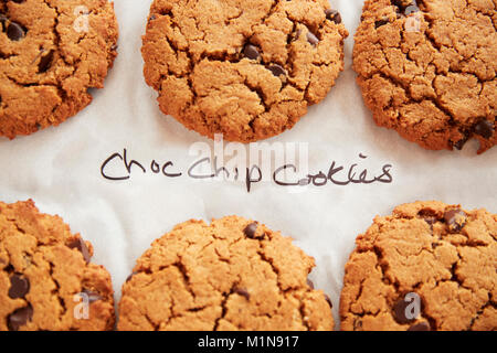 Display del pane appena sfornato Choc Chip Cookies nel Coffee Shop Foto Stock