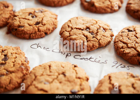 Display del pane appena sfornato Choc Chip Cookies nel Coffee Shop Foto Stock