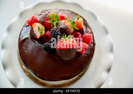 Torte fresche con glassa di crema di burro su supporto Foto Stock