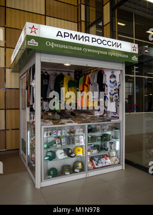 Simferopol, Russia - 15 Giugno 2016: chiosco sulla vendita di souvenirs e oggettistica esercito russo Foto Stock