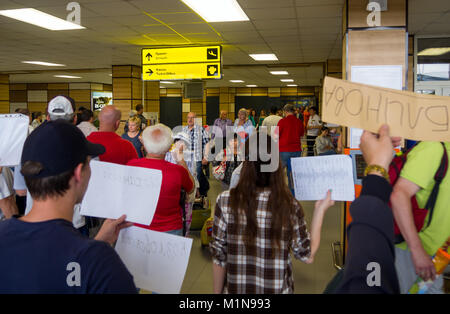 Simferopol, Russia - 15 Giugno 2016: i nostri cittadini si aspettano da noi i passeggeri in arrivo all'uscita della zona Arrivi Aeroporto di Simferopol Foto Stock