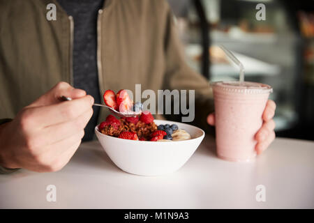 Close up uomo mangiare sano Colazione di granola in Cafe Foto Stock