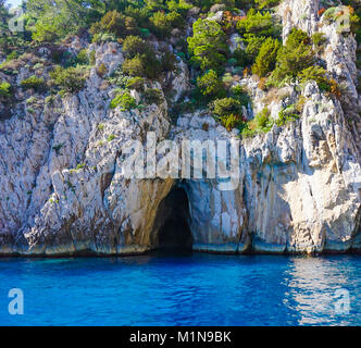 L'ingresso alla Grotta del corallo sull'isola di Capri, Italia Foto Stock