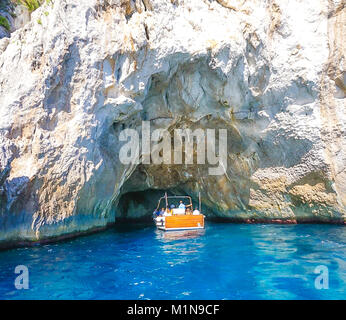 La Grotta Bianca dell'isola di Capri, Italia. Rocce costiere sul Mar Mediterraneo a Isola di Capri da una barca a motore tour. Foto Stock