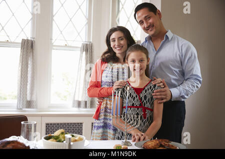 Famiglia ebraica di sorridere alla telecamera prima di pasto di Shabbat, close up Foto Stock