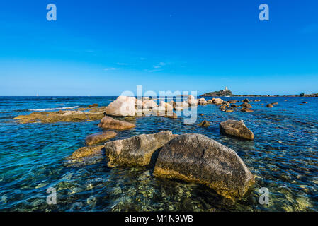 Rocce di mare e torre di Nora vicino a Pula, Sardegna Foto Stock