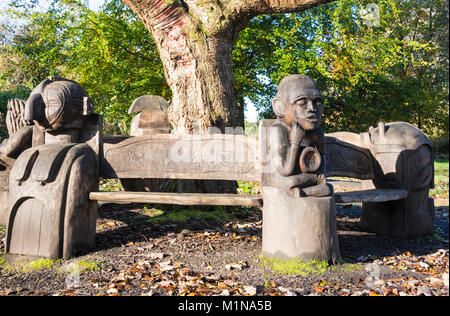 La mascherina africana panchina nel parco Auchinlea Glasgow, parte del 2014 Giochi del Commonwealth legacy. Foto Stock