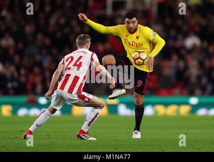 Watford's Troy Deeney (destra) e Stoke City's Darren Fletcher durante il match di Premier League a bet365 Stadium, Stoke. Foto Stock