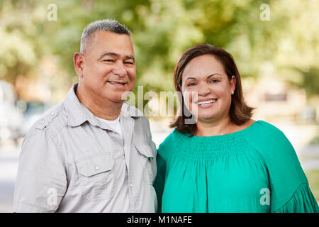 Ritratto di sorridente coppia Senior sulla strada suburbana Foto Stock