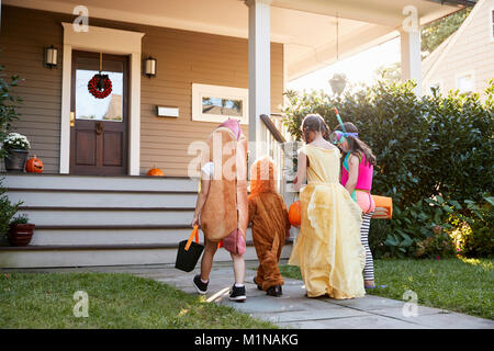 I bambini che indossano costumi di Halloween per il trucco o il trattamento Foto Stock