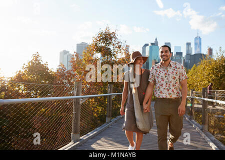 Matura in visita a New York con lo skyline di Manhattan in background Foto Stock