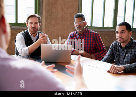 Casualmente vestito colleghi di sesso maschile a un incontro ravvicinato Foto Stock