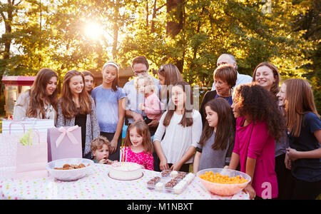 Gli amici e la famiglia in giardino per festeggiare un bambino il compleanno Foto Stock
