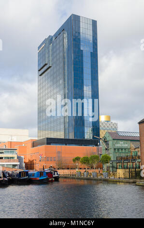 Narrowboats ormeggiato sul Gas Street Basin nel centro della rete dei canali di Birmingham, NEL REGNO UNITO, con l'Hyatt Regency hotel in background Foto Stock