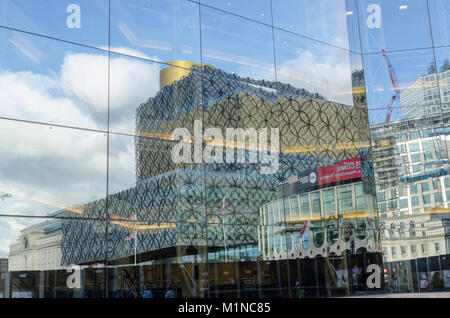 La nuova Biblioteca di Birmingham in Centenary Square si riflette nelle finestre di vetro di Symphony Hall e il Centro Convegni Internazionale di Birmingham Foto Stock