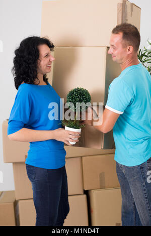 Sorridente coppia giovane nella nuova casa Foto Stock