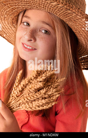 Piccola ragazza con spighe di grano nelle sue proprie mani Foto Stock